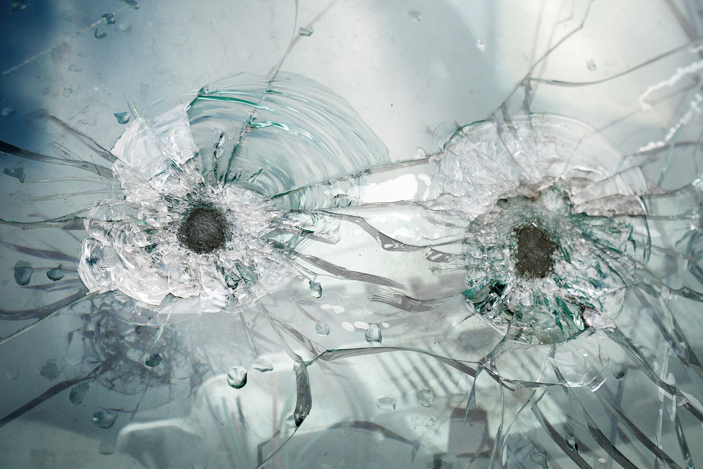 Einschusslöcher auf einer Glasscheibe