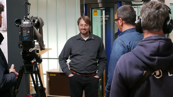 Lukas Clausen bei der Aufnahme des BR Fernsehbeitrags zu SITEC GmbH