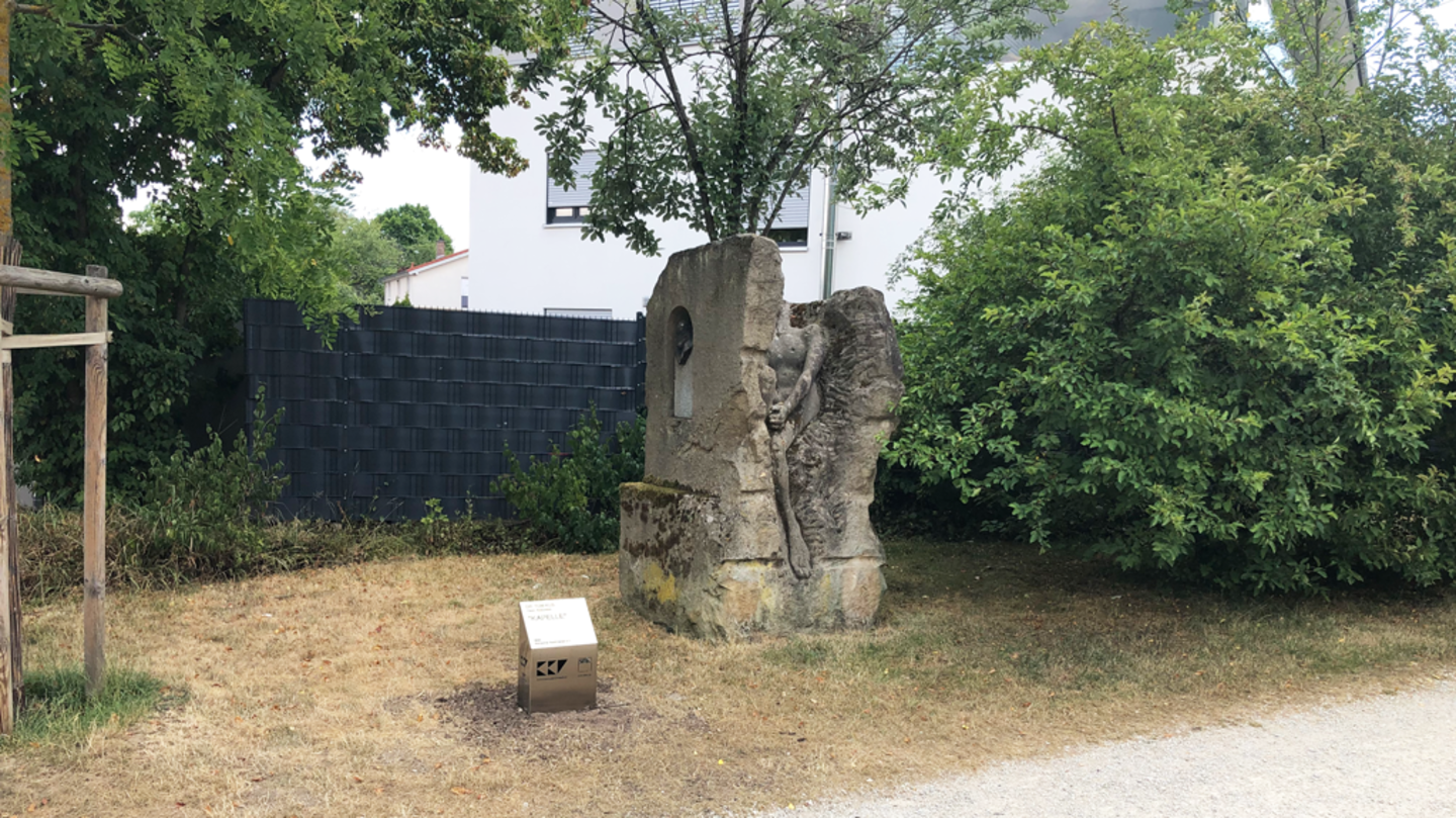 SITEC Stele bei einer Skulptur im Landesgartenschau-Park