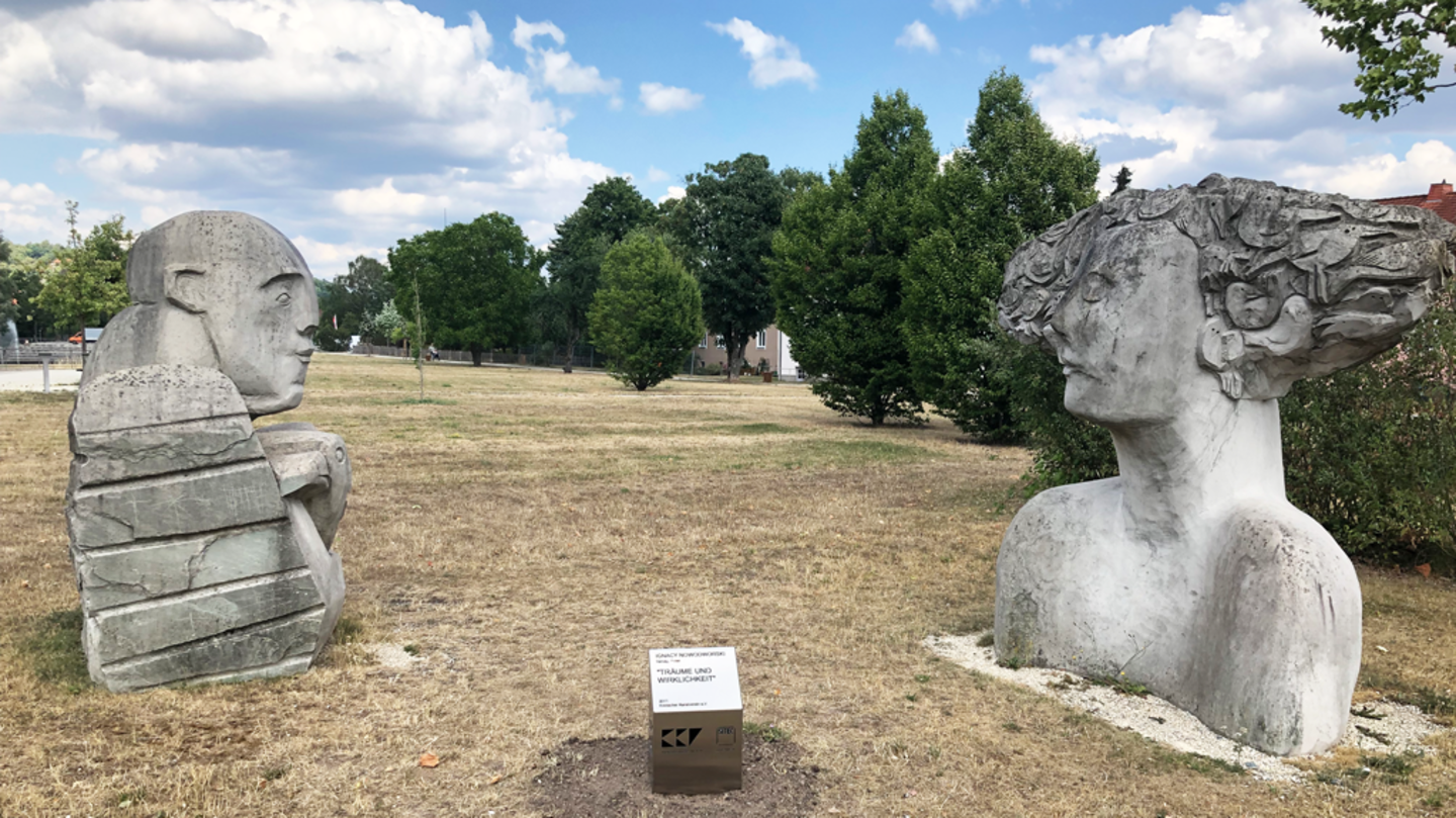 Landesgartenschau-Park SITEC Stele bei Skulptur Träume und Wirklichkeit