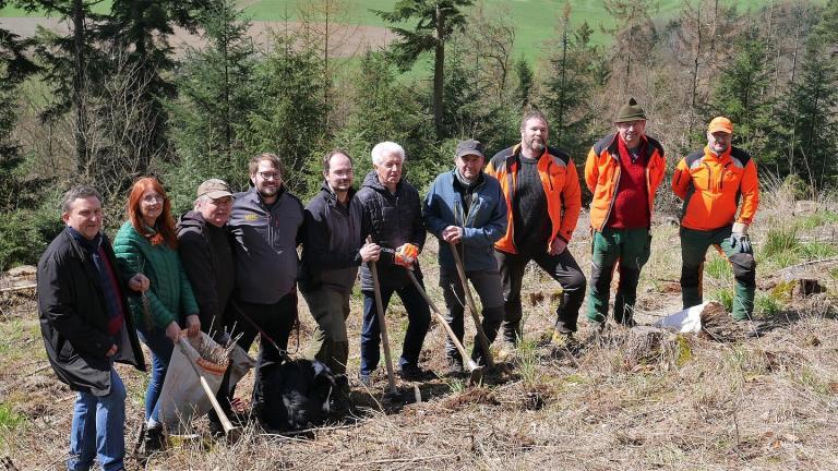Foto de grupo en la campaña de plantación de árboles de Frankenwald SITEC LockTec